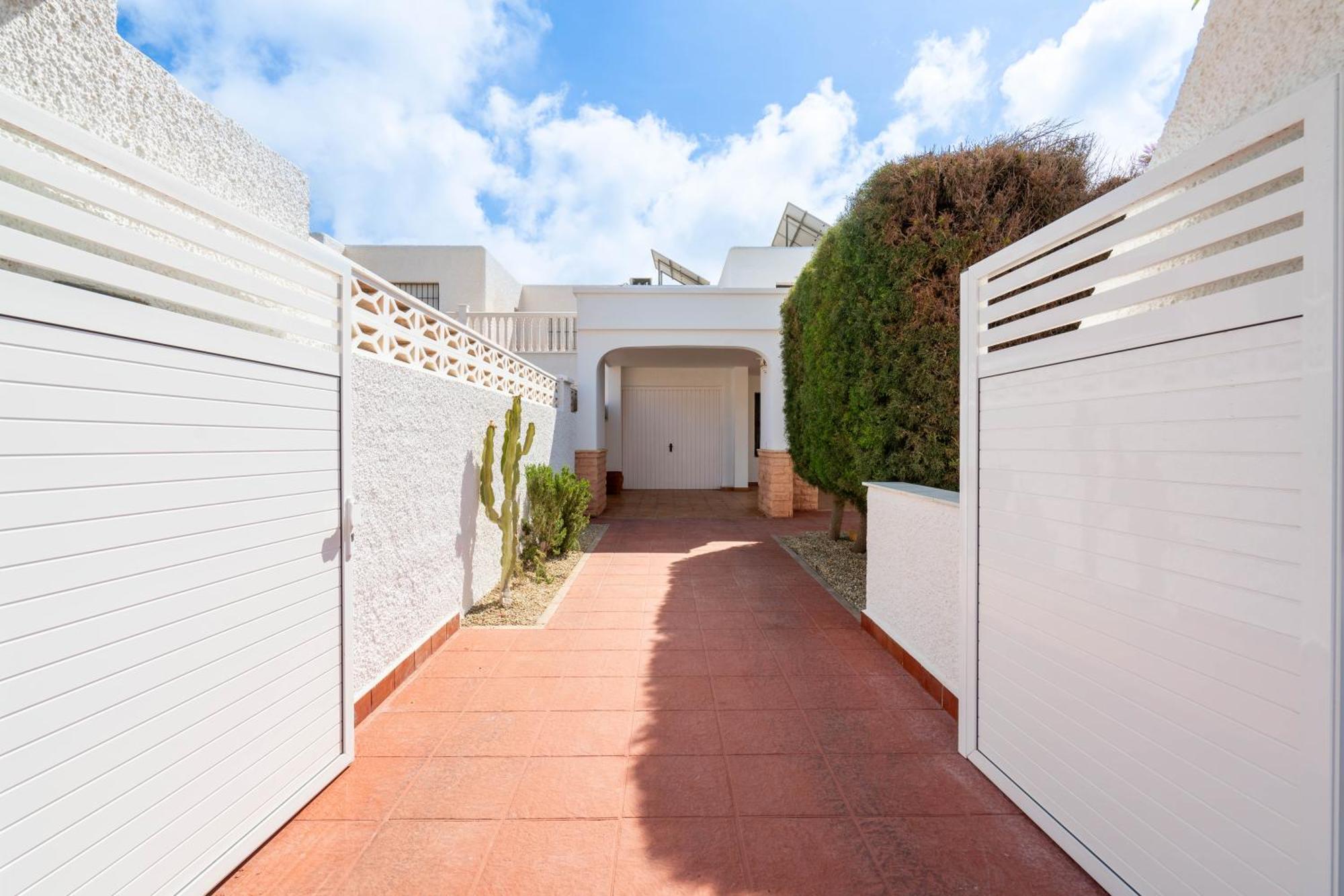 Casa En Con Barbacoa Y Jardin, Cerca De La Playa *